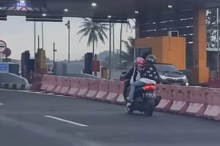 Sekarang Jadi Paham Kenapa Motor Dilarang Masuk Jalan Tol