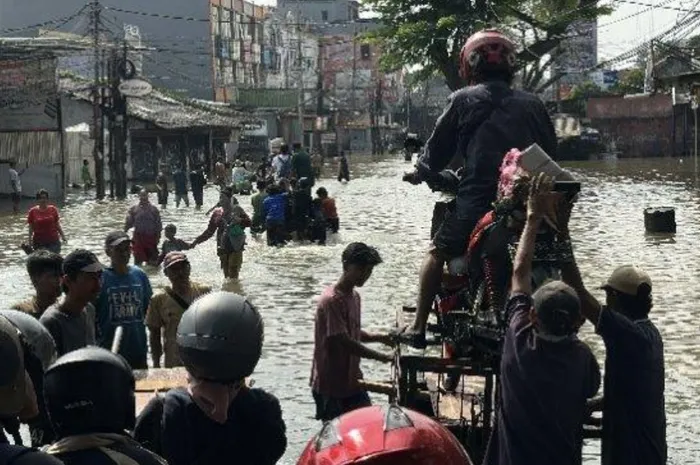 Segini Tarif Motor Naik Gerobak, Cipondoh Masih Dikepung Banjir