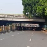 Massa Demo 25 Agustus Bertahan di Dekat Stasiun Palmerah, Lalin Dialihkan