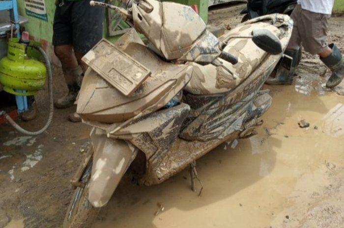 Motor Terendam Banjir dan Lumpur, Apa yang Harus Dilakukan Biar Mesin Aman?